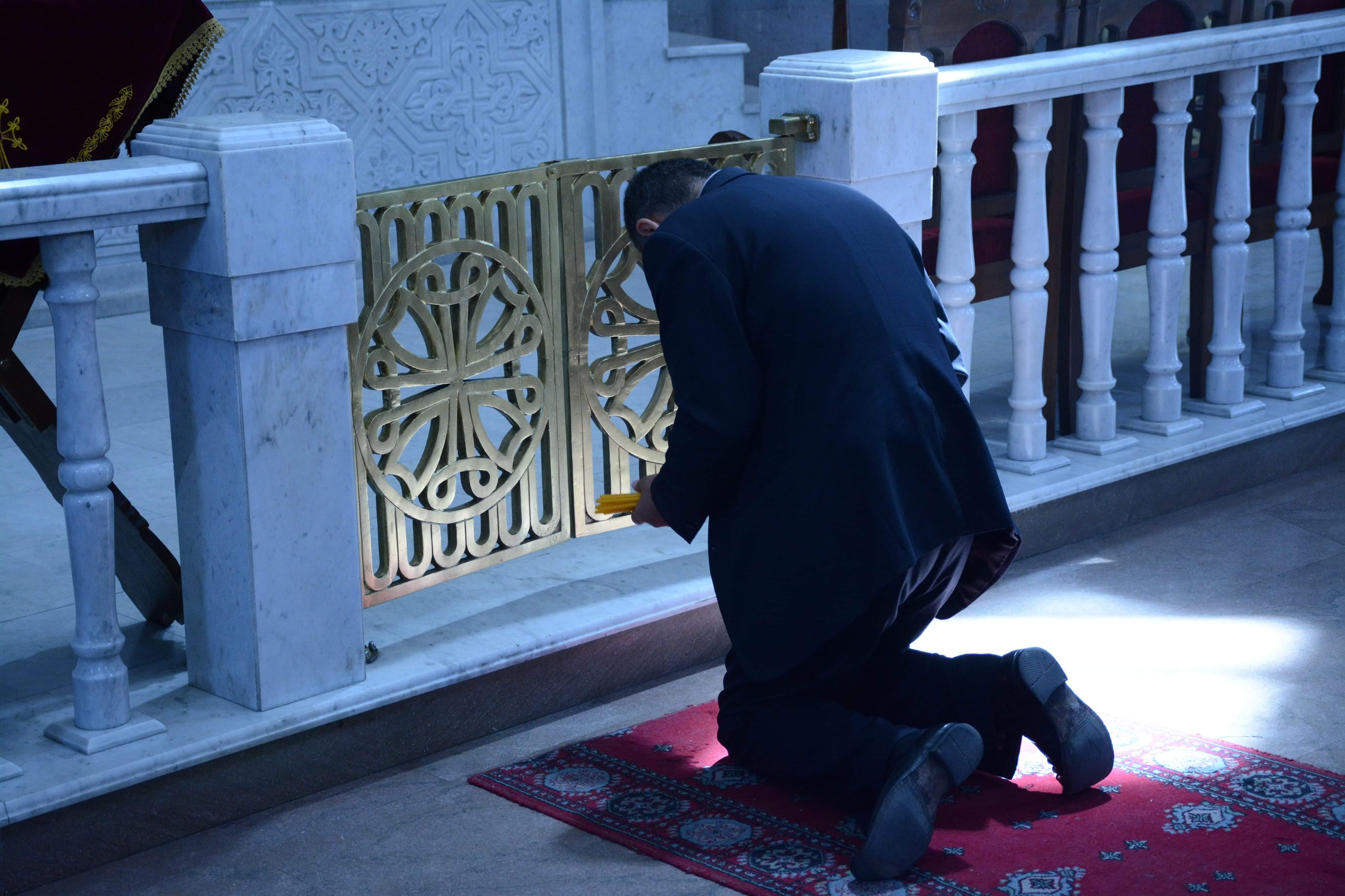 Мужская исповедь. Мужчина на коленях в храме. Мужчина молится в храме. Покаяние в храме. Раскаяние в церкви.