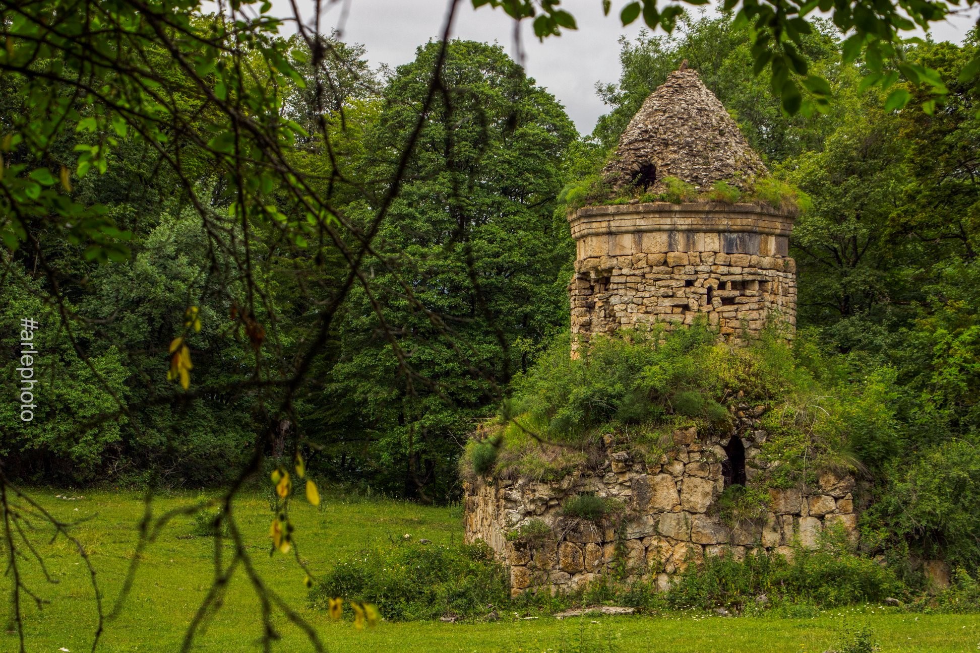 Ո՞վ եմ, որ դատում եմ